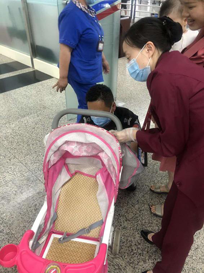 圖片1.png“真情服務(wù)”是讓旅客更加安心、放心、舒心的出行。行查室作為部門進(jìn)港服務(wù)的最后一個(gè)環(huán)節(jié)，在日常工作中也很注重服務(wù)細(xì)節(jié)。6月10日，行查室工作人員幫助旅客打開嬰兒車，為她排憂解難。.png