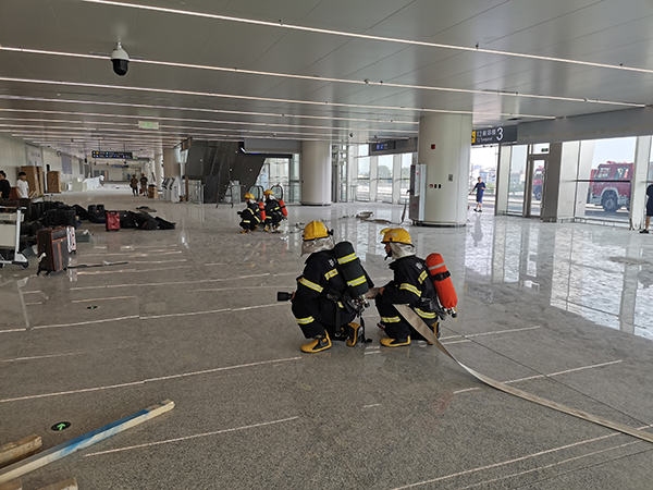 1660181363285128.jpeg 消防護(hù)衛(wèi)部在T2航站樓開展消防單項演練.jpeg