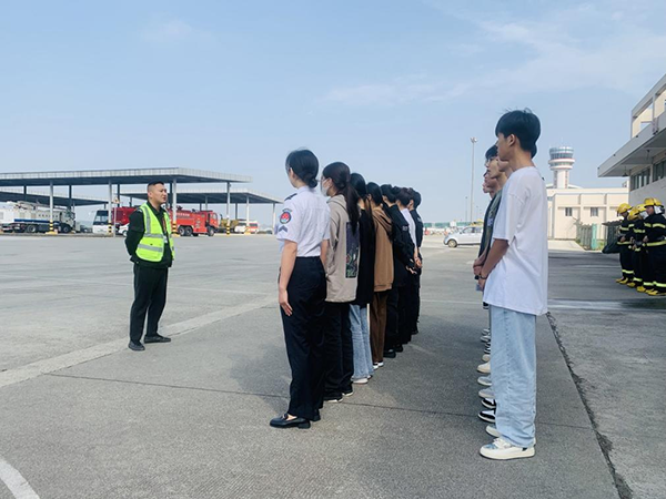 綿陽(yáng)機(jī)場(chǎng)安檢站對(duì)閬中機(jī)場(chǎng)、民航校  實(shí)習(xí)生開(kāi)展軍訓(xùn).png