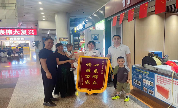心系群眾，情暖萬(wàn)家—— 綿陽(yáng)機(jī)場(chǎng)安檢站暖心服務(wù)獲錦旗.png